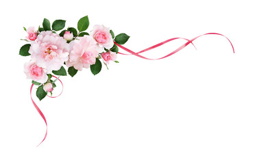 Fototapeta premium Różowe kwiaty i jedwabne falowane wstążki w narożnym układzie