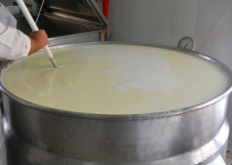 procedimento di preparazione della ricotta fresca in caseificio
