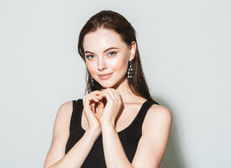 Naklejka premium Beautiful brunette womanwith healthy hair and natural makeup