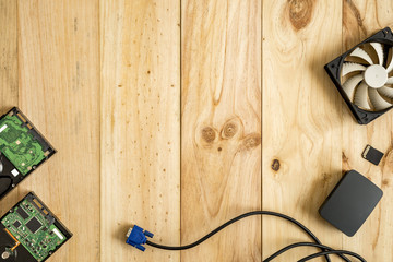Discos duros y componentes informáticos para arreglar sobre fondo de madera con espacio para texto