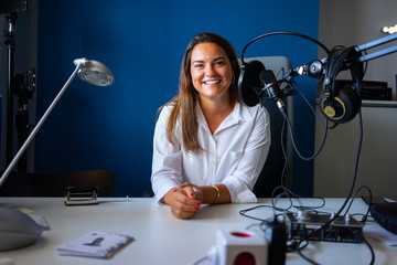 mujer grabando un podcast en un estudio
