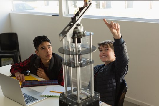 Kids discussing over machine in the training institute