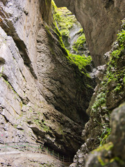Gesicherter Weg durch eine tiefe Klamm