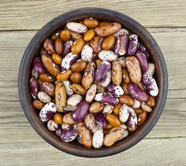 Fototapeta na wymiar Haricot beans in bowl on wooden background