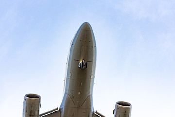 Flugzeug mit Fluggästen landet an einem sonnigen Tag