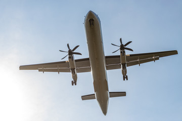 Flugzeug mit Fluggästen landet