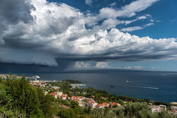 ogromna chmura burzowa nad Splitem, Chorwacja - obrazy, fototapety, plakaty