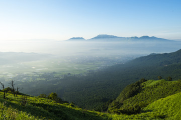 Naklejka premium 朝霧につつまれる阿蘇カルデラ
