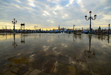 Venedig Laternen acqua alta Hochwasser Gondeln San Giorgio Maggiore Wolken Spiegelung