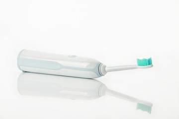 Elektrische Schall-Zahnbürste auf weißem Untergrund, Freisteller