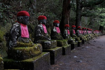Nikkos steinerne Buddhas mit roter Strickm&uuml;tze
