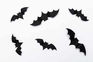 Fototapeta premium koncepcja halloween i dekoracji - latające nietoperze z papieru