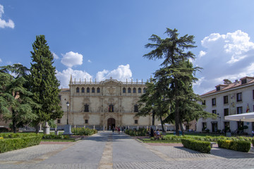 Fachada de la Universidad y Recinto Histórico de Alcalá de Henares, es Patrimonio de la Humanidad por la UNESCO. España