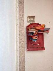 Cassetta delle lettere piena