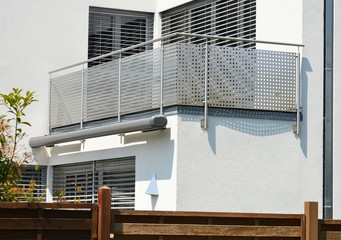 Metall-Balkone,am Dachgeschoss eines modernen Wohnhauses