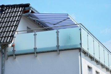 Verglaster Metall-Balkon am Dachgeschoss eines Wohnhauses © Hermann
