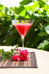 Photo of watermelon cocktails with roses.