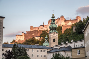 Fototapeta na wymiar Festung Hohensalzburg in Abendrot