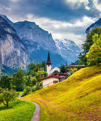 Fototapeta premium Słoneczny letni widok na wieś Lauterbrunnen ze starym ratuszem.