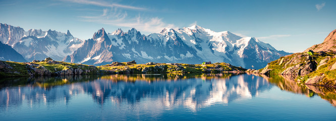 Buntes Sommerpanorama des Lac Blanc-Sees mit Mont Blanc (Monte Bianco) im Hintergrund