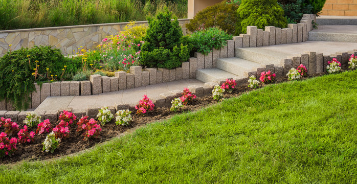 Vorgarten mit moderner Au&szlig;entreppe und Stelen aus Granit - Front garden with modern outdoor stairs and granite steles 