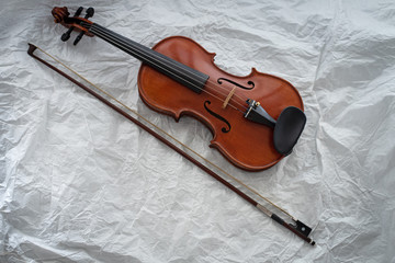 Fototapeta na wymiar The wooden violin put on background,prepare for practice