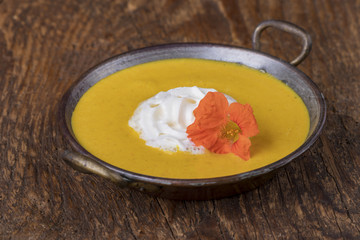 Kürbissuppe auf Holz