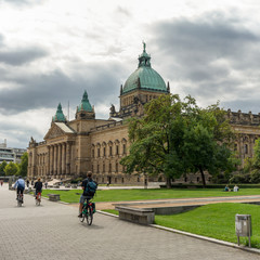 Obraz premium Radfahrer vor dem Bundesverwaltungsgericht in Leipzig