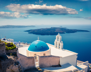 Fototapeta na wymiar Sunny morning view of Santorini island. Picturesque spring scene of the famous Greek resort - Fira, Greece, Europe. Traveling concept background.