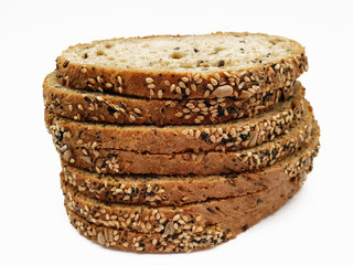 Gesundes Mehrkornbrot freigestellt auf weißem Hintergrund