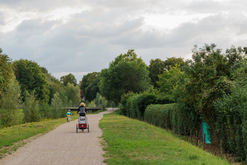 Radfahrerin mit anh&auml;nger und Kind