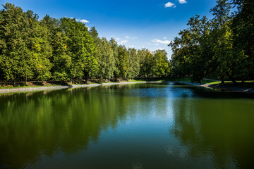 Fototapeta na wymiar River in Moscow public park