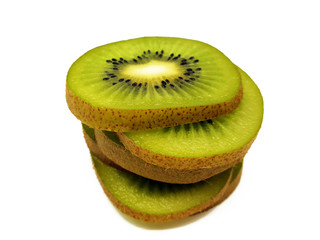 Kiwi Frucht freigestellt auf weißem Hintergrund