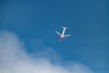 avion rouge et blanc