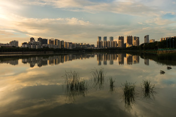 Fototapeta premium Nanning, Chiny Waterfront Widok Podczas Zachodu Słońca