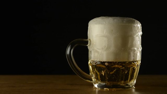 Vertiendo cerveza en una jarra