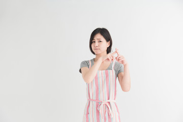 エプロン姿の女性・白バック