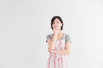 エプロン姿の女性・白バック