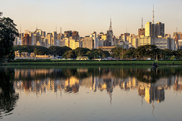 Obraz premium Sky line and Lake in Ibirapuera Park, Sao Paulo in Brazil