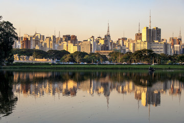 Fototapeta na wymiar Sky line and Lake in Ibirapuera Park, Sao Paulo in Brazil