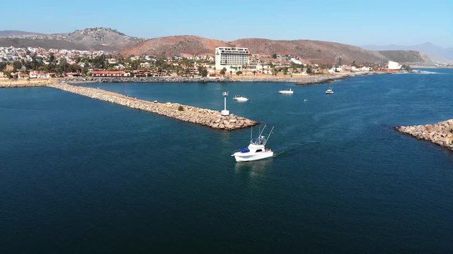 Un peque&ntilde;o barco entra al club nautico