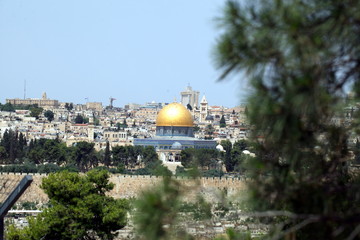 Obraz premium view of the old city of Jerusalem in Israel with an olive mountain. the golden dome of the Moslem mosque