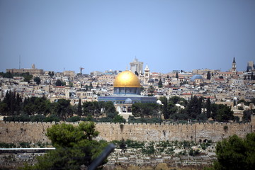 Obraz premium view of the old city of Jerusalem in Israel with an olive mountain. the golden dome of the Moslem mosque