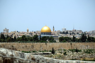 Obraz premium view of the old city of Jerusalem in Israel with an olive mountain. the golden dome of the Moslem mosque