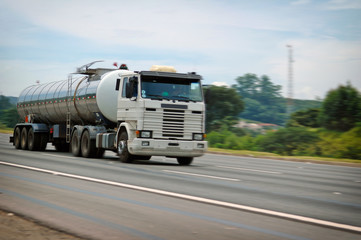 Obraz na płótnie Canvas big old white tanker speeding on major highway