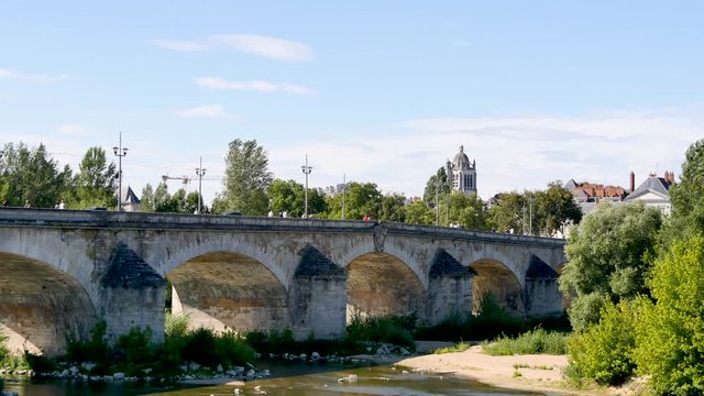 In Orléans, the George V bridge is an old and famous bridge of the French city. It crosses the Loire river.