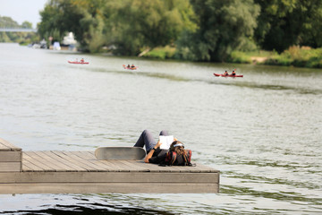 Młoda dziewczyna wypoczywa czytając książkę nad rzeką Odrą we Wrocławiu. © Stanisław Błachowicz