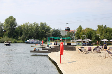 Ludzie na plaży wybrzeża nad rzeką Odrą we Wrocławiu.