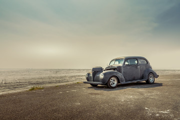 Fototapeta na wymiar Vintage car in the Salt Flats