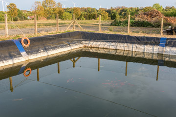 Feuerwasserteich als mit Sicherungen gegen Ertrinken